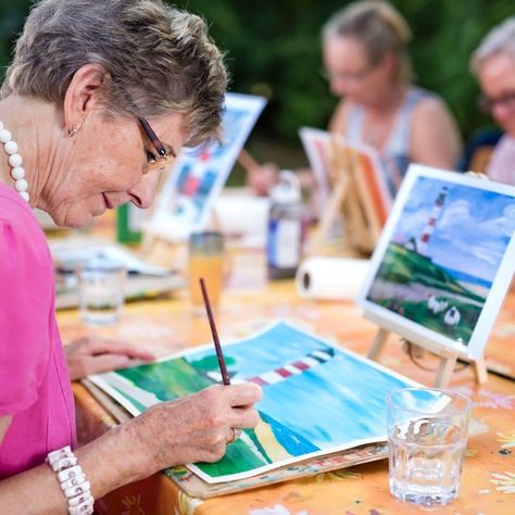 Creating a bucket list of activities and experiences to pursue during your senior years can help you stay engaged and fulfilled, and create meaningful memories to cherish for the rest of your life. People Doing Things, Dressing Over 50, Groups Of People, Senior Home Care, Art Therapy Activities, Trendy Art, Ideas Art, Good Mental Health, Poor People