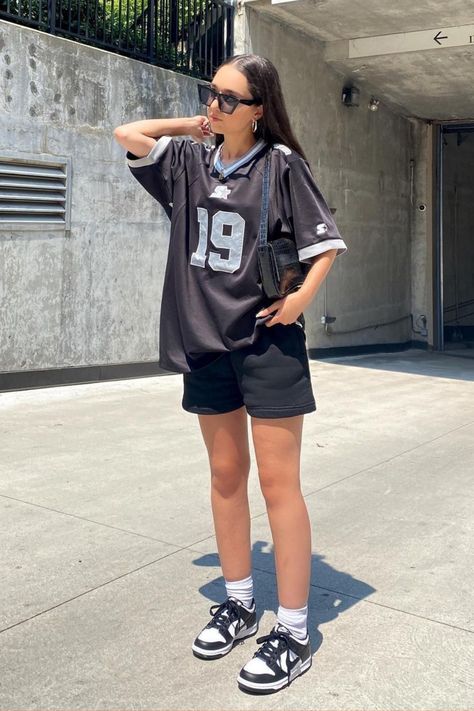 Jersey Shirt Outfit, Sports Shirt Outfit, Jerseys Outfit, Baseball Jersey Outfit Women, Sports Day Outfit, Casual Sporty Outfits, Outfits Sporty, Football Jersey Outfit, Pretty Outfit Ideas