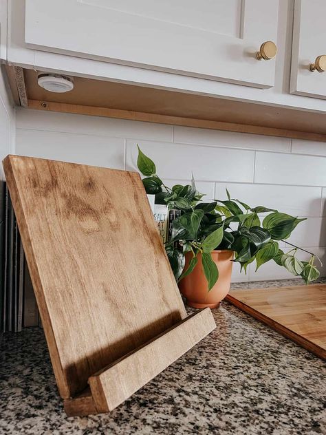 Tablet Holder Diy, Diy Metal Projects, Diy Cookbook, Cookbook Stand, Cook Book Stand, Hout Diy, Wood Projects That Sell, Into The Wood, Diy Wooden Projects