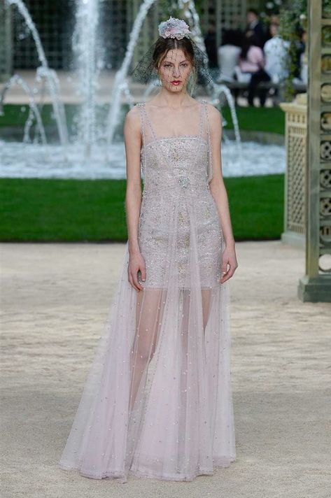 The complete Chanel Spring 2018 Couture fashion show now on Vogue Runway. Couture, Chanel 2018 Haute Couture, Gown Haute Couture, Mode Chanel, Chanel Couture, Chanel Haute Couture, Chanel Spring, Chanel Fashion, Fashion Photography Editorial