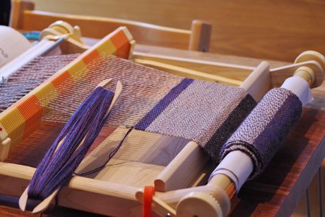 The Best Tabletop Looms for All Skill Levels Cricket Loom, Making Scarves, Weaving Machine, Relaxing Art, Small Artwork, Simple Table, Large Artwork, Weaving Projects, Fine Yarn