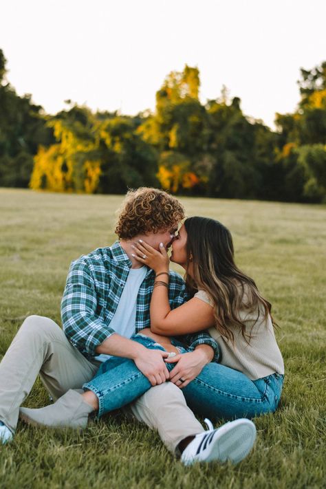 Two Couple Photoshoot, Pictures For Couples To Recreate, Matching Pjs For Couples Pictures, Shorter Guy Couple Poses, Couple Outfits Fall Pictures, Cute Casual Couple Poses, Easy Couple Photo Poses, Pic Idea For Couple, Posing Guide For Couples