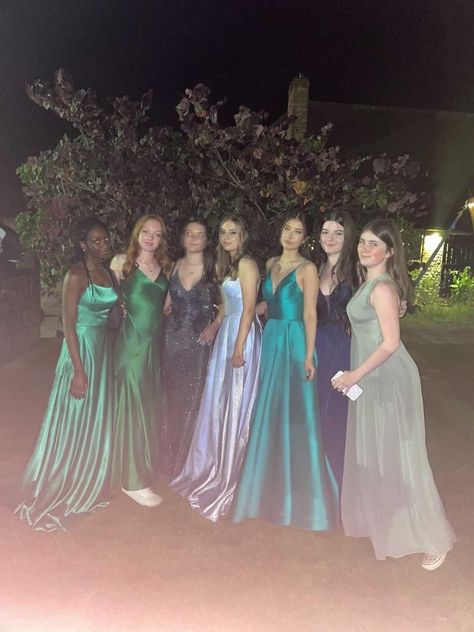 Best Friends Prom Dresses, Prom Pictures Friends Aesthetic, Junior Prom Aesthetic, Prom Dress Shopping Aesthetic, Prom Aesthetic Friends Party, Prom Aesthetic Photos, Prom With Friends Aesthetic, Prom Pics Aesthetic Friends, Prom Friends Aesthetic