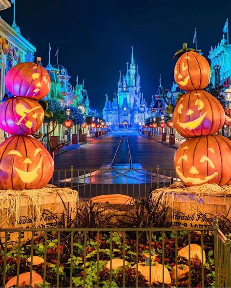 Halloween Disneyland Aesthetic, Disneyworld Halloween Aesthetic, Disney Halloween Trip, Halloween In Disney World, Disneyland Aesthetic Halloween, Disney World Halloween Aesthetic, Maeve Fly, Disneyland Halloween Aesthetic, Disney At Halloween