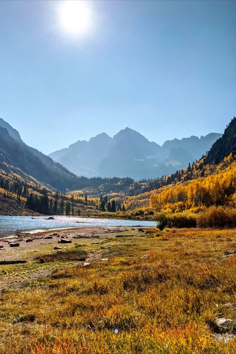 A guide to visiting Aspen, Colorado in the fall, plus tips on how to plan ahead and make the most of your time in the mountains! #fallvibes #colorado #maroonbells #travelguide #travelinspo #travel #photography Wyoming In Fall, Pictures Of Colorado, Mountains In Colorado, Autumn In Colorado, Aspen Colorado Aesthetic, Aspen Colorado Fall, Aspen Photography, Colorado Mountains Fall, Fall Weekend Trip