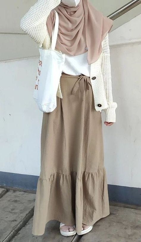 Fesyen Korea, Hijab Skirt, Korean Style Hijab, Outfit Kuliah, Haircut Selfie, Rok Outfit, Photo Hijab, Estilo Hijab, Outfit Korean Style