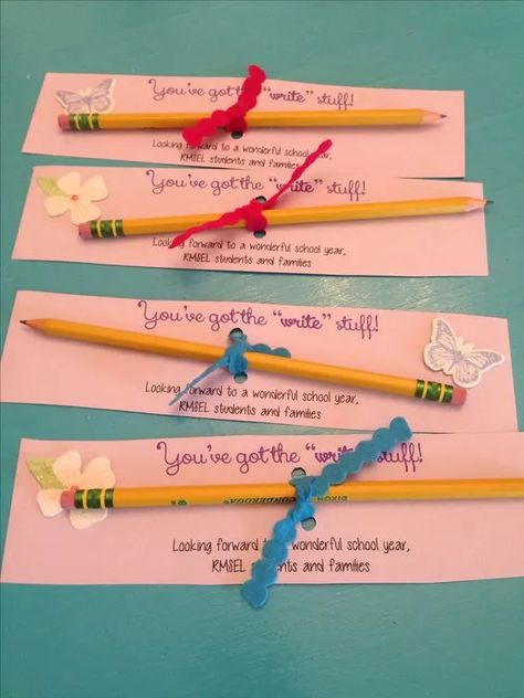 School Gifts For Students, Welcome Back Gifts, Hadiah Diy, Gifts For Students, Welcome To School, Welcome Students, Diy Back To School, Pencil Gift, Teachers Day Gifts