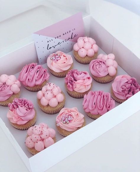 Mini Vanilla Cake Recipe, Cupcake Decorating Tips, Decoration Patisserie, Cupcake Cake Designs, Cake Decorating Frosting, Cupcake Design, Vanilla Cake Recipe, Cupcake Designs, Pink Cupcakes