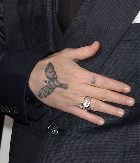 This tattoo suggests that either Johnny depp is superstitious or he just loved the movie ‘The Crow’ and Brendan Lee. Johnny depp got tattooed with the crow tattoo in 2012 to show his love for the movie. For those who don’t know The Crow is a movie in which the lead character come backs to life to avenge his murder. Johnny Depp Tattoos, Herren Hand Tattoos, Deep Tattoo, جوني ديب, Movie Tattoo, Crow Tattoo, Tatto Design, Raven Tattoo, Best Tattoos For Women