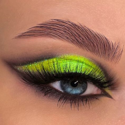 Neon Green Smokey Eye, Green 80s Makeup, Makeup For Lime Green Dress, Neon Green Makeup Looks, Lime Green Eyeshadow Looks, Lime Green Eye Makeup, Green And Black Eye Makeup, Neon Green Eye Makeup, Green Makeup Looks Black Women