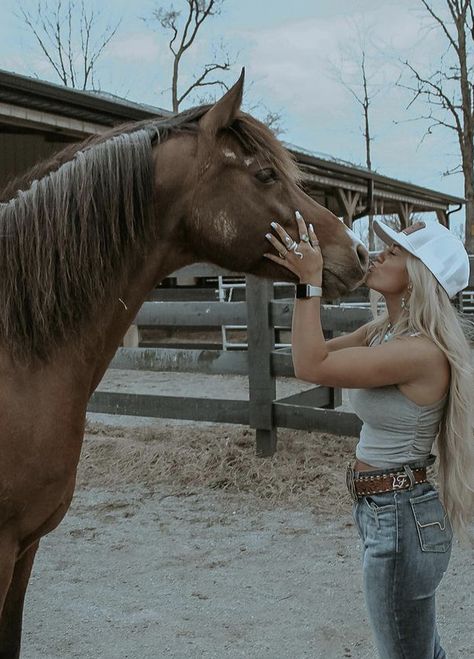 Cowgirls On Horses, Aesthetic Cowgirl Pictures, Cute Pics To Take With Your Horse, Cute Cowgirl Pictures, Country Life Goals, Pics To Take With Your Horse, Cute Pictures To Take With Your Horse, Cowgirl Pictures Ideas, Pictures To Take With Your Horse