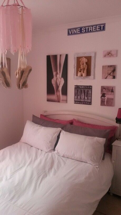 Ballerina bedroom Dancer Room Ideas Bedrooms, Dancer Bedroom Aesthetic, Dance Bedroom Aesthetic, Ballet Aesthetic Bedroom, Ballerina Themed Bedroom, Dancer Bedroom Ideas, Dancer Room Ideas, Ballet Bedroom Ideas, Ballet Themed Bedroom