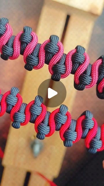 ＣＯＲＤＢＲＡＩＤ on Instagram Paracord Knots Instructions Step By Step, Paracord Knots Tutorial, Things To Make With Paracord, Paracord Crafts Diy, Paracord Projects Diy Tutorials, Paracord Bracelet Diy Step By Step, Paracord Ideas Diy, 550 Cord Projects, Paracord Projects Tutorials