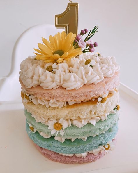 Spring Flowers Birthday Party Ideas, Smash Cake Cake Ideas, Winter Flower Birthday Party, One Year Flower Birthday, 1 Year Flower Birthday, Boho 1st Birthday Smash Cake, Flower Cake First Birthday, One Year Old Flower Birthday Party, Boho Flower First Birthday