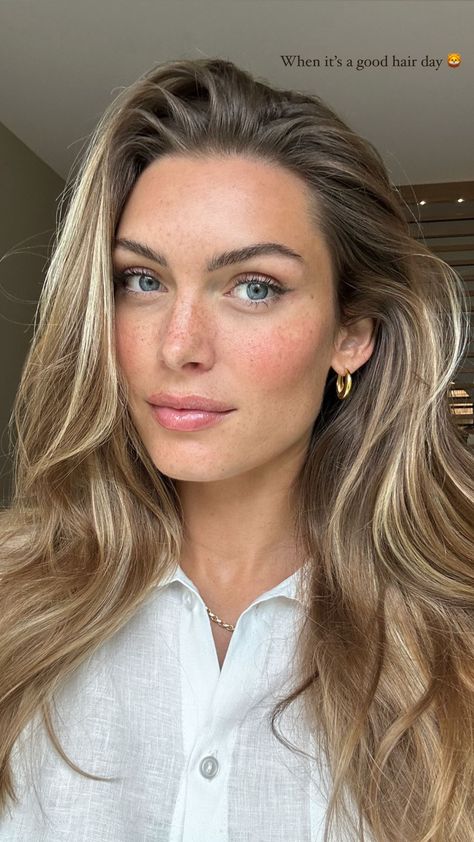 Long Hair With Some Layers, Mini Balayage Blonde Hair, Blonde Hair For Pale Cool Skin, Gisele Hair Color, Blue Eyes Dark Blonde Hair, Pale Skin Blue Eyes Hair Color Ideas, Dark Brows With Light Hair, Good Hair Color For Pale Skin, Mousy Brown Hair Pale Skin