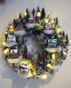 Christmas Village Wreath, Village Wreath, Tree Village, Natal Diy, Porte Decorate, Navidad Diy, Indoor Christmas Decorations, Indoor Christmas, Making Accessories