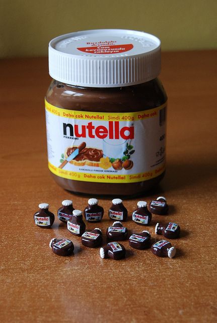 A plethora of pin-sized Nutellas. / 29 Adorably Tiny Versions Of Normal-Sized Things Diy Mini Food For Dolls, Diy Doll Food, Mini Nutella, Mini Craft, Tiny World, Tiny Food, Barbie Diy, Miniature Crafts, Mini Things