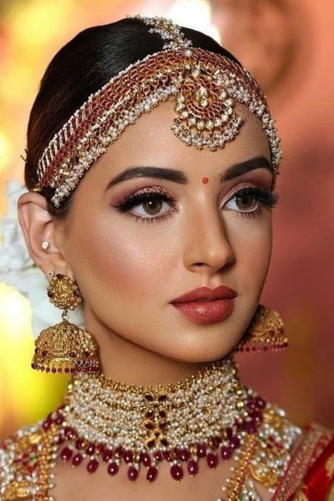 Find the best makeup artists for south indian brides in budget,with contact information, portfolio & trusted reviews at Weddingbazaar - Trusted Wedding Services for Every Indian Wedding! #southindianmakeupartists #bridalmakeupartists #southindianbridalmakeuplook South Indian Makeup, Indian Makeup Looks, Bollywood Makeup, Wedding Guest Makeup, Indian Wedding Makeup, Indian Bride Makeup, Pengantin India, Bengali Bridal Makeup, Pakistani Bridal Makeup