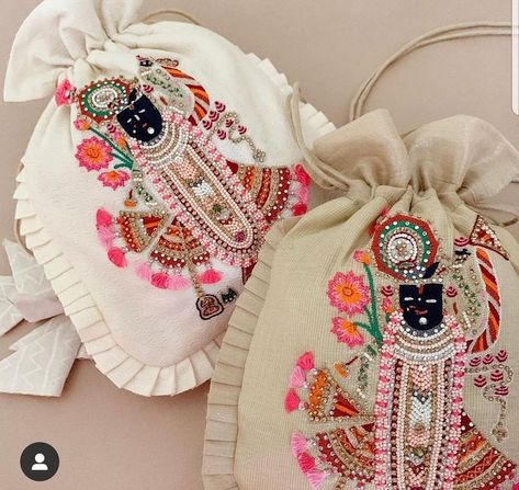 Photo By In Vogue - Trousseau Packers Tela, Potli Bag Pattern, Crochet Potli Bag, Kutch Work Designs, Potli Bag, Diy Bag Designs, Wedding Crafts Diy, Handmade Embroidery Designs, Potli Bags