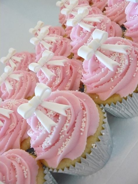 Pink Treat Table Birthday, Pink And White Food Ideas, Girl Baby Shower Cupcakes Pink, Baby Girl Cupcakes Ideas, Cup Cake Ideas Girl, Pink Bow Cupcakes, Pink Cupcake Decorating Ideas, Pink Theme Cupcakes, Vanilla Cupcakes With Strawberry Icing