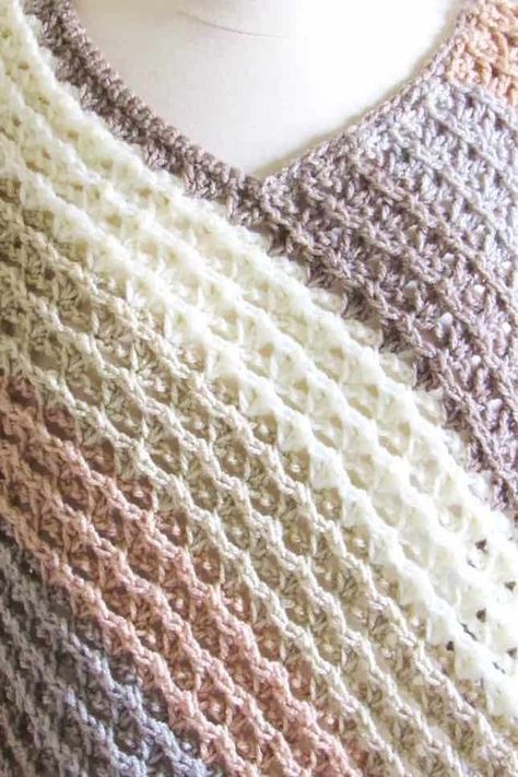 Poncho au crochet pour femme- édition hiver | Mery Crochet Amigurumi Patterns, Poncho Tutorial, Crochet Poncho Patterns Easy, Crochet Boots Pattern, Crochet Poncho Pattern, Poncho Crochet Pattern, Poncho Au Crochet, Poncho Patterns, Caron Cakes