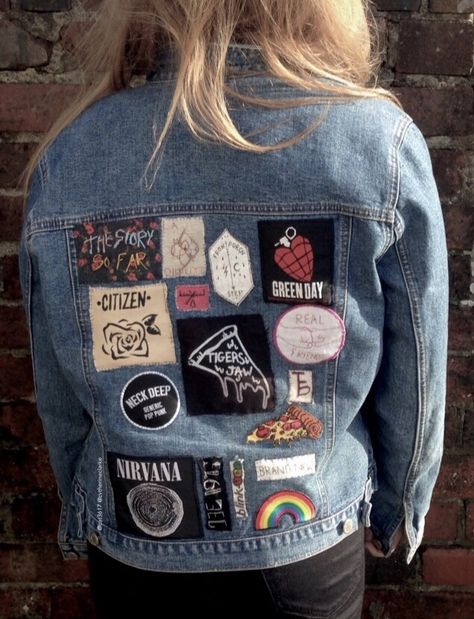 Band Jean Jacket, Denim Jacket With Patches And Pins, Punk Rock Jean Jacket, Denim Jacket Patches Aesthetic, Rock Jean Jacket, Punk Jean Jacket, Jean Jacket Grunge, Punk Denim Jacket, Denim Jacket Grunge