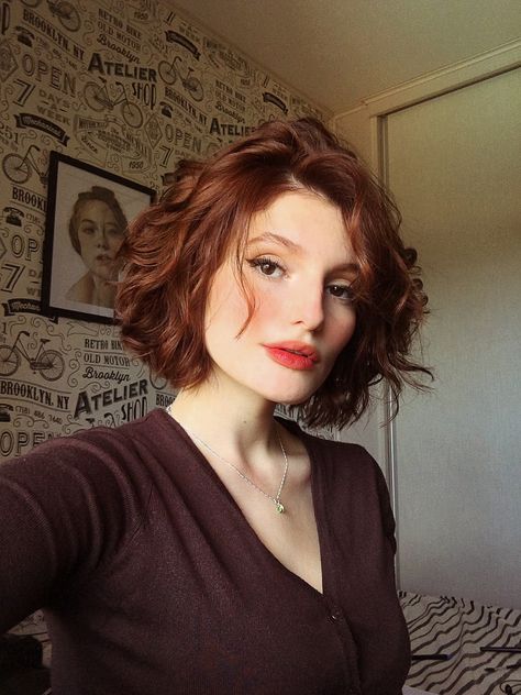 Natural Waves Bob Hairstyles, Short Hairstyles Red Hair, Vintage Brunette Hair, Short Red Auburn Hair, Feminine Medium Hair, Ginger Brunette Hair Short, Curly Red Short Hair, Level 6 Red Hair Color, Red Hair Curly Short