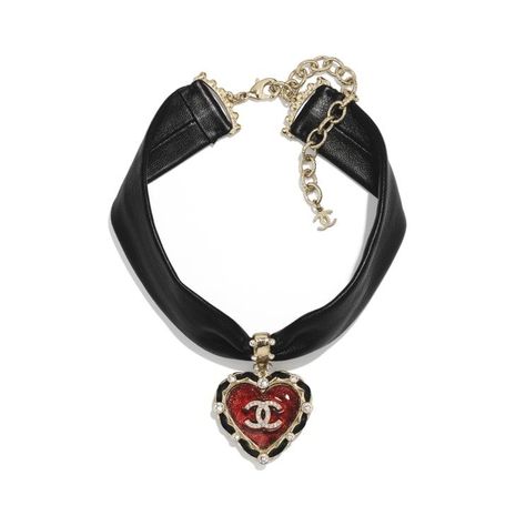 Lizzie Hearts, Heart Choker Necklace, Leather Choker Necklace, Mode Chanel, Chanel Store, Leather Choker, Heart Choker, Couture Mode, Leather Chokers