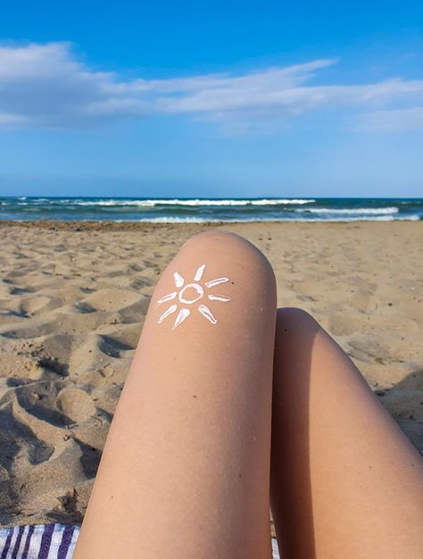 Cute Beach Photo Ideas & Poses (for Women) • andoreia Ideas For Pictures On The Beach, Beach Pic Inspiration, Summer Ideas Photo, Painting Poses Photo Ideas, Beach Stuff Aesthetic, Photos At The Beach Ideas, Sea Ideas Photo, Pictures On The Beach Ideas, Photo Ideas For Beach