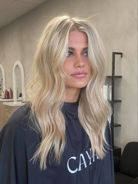 Blond Hair Cool Skin Tone, Hair Inspo Blonde Balayage, Blonde Partial Highlights Short Hair, White Gold Blonde Hair, Blond With Money Piece, Bright Blended Blonde, Bright Blonde With Root Tap, Bright Blonde Full Highlights, Lived In Bright Blonde Dark Roots