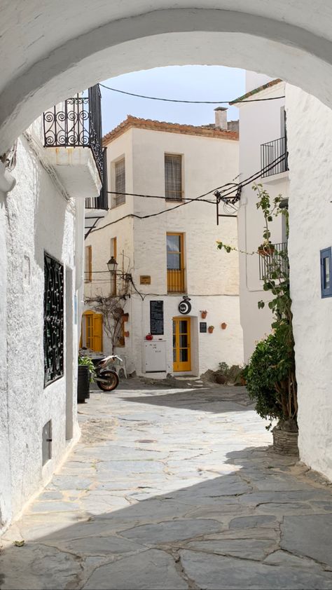 street, village, spain, spanish, cadaques, architecture, house, white, blu, aesthetic, trip, holidays, travel, european summer Alicante, Spain Villa Aesthetic, Beach House Spain, Spanish Village Aesthetic, Old Spanish Aesthetic, Spanish Core Aesthetic, Spanish Asethic, Spanish Summer Aesthetic, Spain Houses