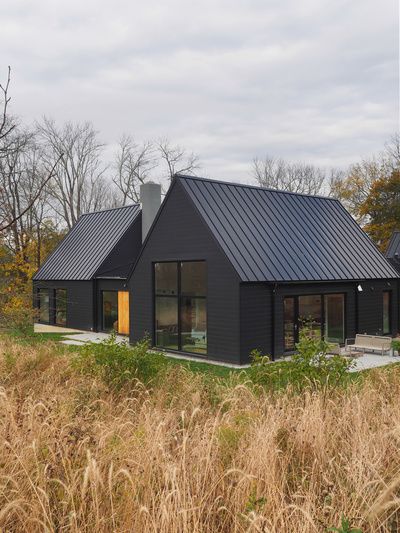 Charcoal Cottage Exterior, Black Metal Roof Modern House, Minimalist Rustic Home, Simple Cabin Exterior, Modern Hill Country House Plans, Modern Scandinavian Farmhouse Exterior, Nordic Modern House, Australian Architecture Residential, Scandinavian Cabin Design