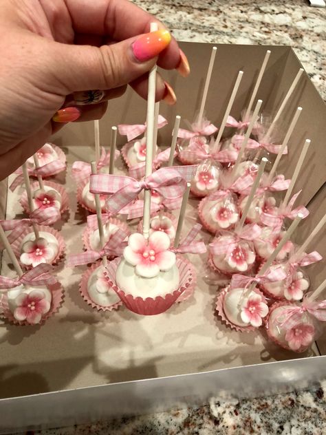 Cherry blossom cake pops Cherry Blossom Party, Cherry Blossom Cake, Blossom Cake, Cherry Blossom Theme, Quince Decorations, Cherry Blossom Wedding, Cute Baking, Pretty Dessert, Pretty Birthday Cakes