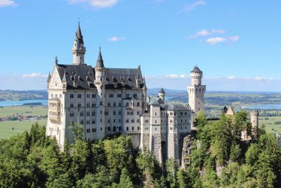 Traveling to the south of Germany? Here are the most popular cities, sights, and travel destinations in the south of Germany. Castle Bavaria, South Germany, Real Castles, Germany Vacation, Romantic Road, Neuschwanstein Castle, Drive Through, Bavaria Germany, Scenic Drive