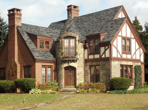 Tudor Country House, Tudor Style Farmhouse, Tudor House Style, German Cottage House, Tudor House Aesthetic, German Tutor House, Tudor Style House Exterior, Inside Tudor Homes, Tudor Bloxburg House