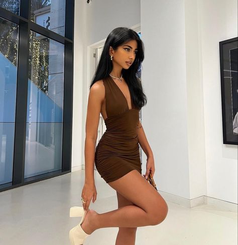 Brown Dress Aesthetic, South American Girls, Iffat Marash, South Asian Aesthetic, American Indian Girl, Aesthetic Poses, Indian People, Native American Beauty, Aesthetic Fits