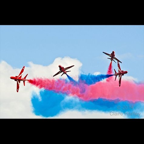 Amazing aircraft photos & 10 aviation photo tips #aviation #aviationphotography #photography Kite Photography, Airshow Photography, Small Ladder, Raf Red Arrows, Airplane Crafts, D Day Landings, Red Arrows, Aircraft Photos, Red Arrow