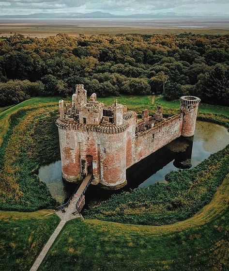 10 Scottish Castles that are straight out of a fairytale. These iconic landmarks in Scotland are a must see!! Some of the best castles in Inverness. Learn some little known facts about Scottish Castles before your trip.#scottishcastles #scottishcastle #castles #castle #scotland Caerlaverock Castle, Castle Fraser, Eilean Donan, Castle Scotland, Famous Castles, Castle Aesthetic, Real Estat, Castles In Scotland, Scotland Castles