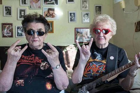metal fans... - (grandma)(sunglasses)(sign of the horns)(heavy metal)(guitar)(king diamond)(slayer)(shirts) Muzică Rock, Metal Meme, Baba Jaga, Kaptan Jack Sparrow, Mode Punk, Music Memes, Black Sabbath, Old People, Iron Maiden