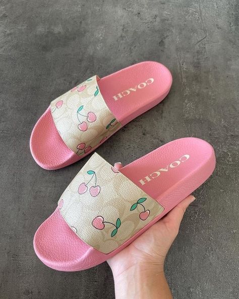 Cute Chanclas, Buchifresa Shoes, Pink Uggs With Bows, Cute Slides For Women, Coach Sandals, Cute Slides, Pretty Shoes Sneakers, Pretty Sandals, Shoes Outfit Fashion