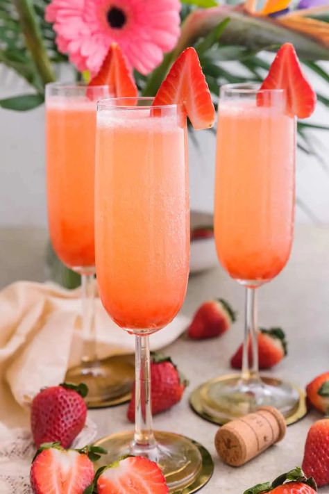 Super easy to make, this Strawberry Bellini recipe is the ultimate strawberry cocktail! It’s perfect for any occasion, especially for Valentine’s Day. Essen, Strawberry Bellini Recipe, Belini Recipe, Strawberry Cocktail Recipe, Strawberry Bellini, Prosecco Drinks, Strawberry Cocktail, Cheese Toast Recipe, Bellini Cocktail