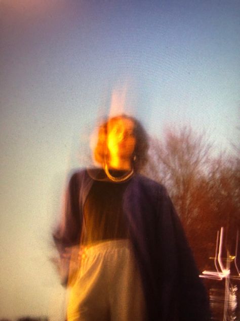 Blurry Aesthetic Portrait, Motion Aesthetic Pictures, Blurry Dance Aesthetic, Grainy Portrait Photography, Blurred Movement Photography, Nostalgic Photos Aesthetic, Analogue Photography Aesthetic, Blurred Product Photography, Blurry Editorial Photography