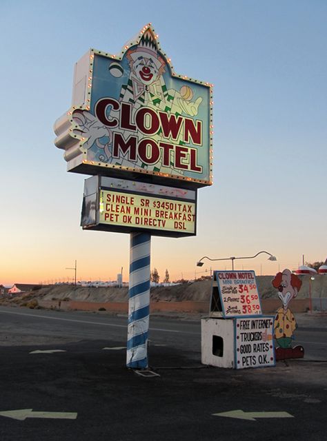 This is why no one will travel with me...I would stay there! Clown Motel, Tonopah Nevada, Haunted Locations, Station Essence, Creepy Places, Desert Decor, Parc D'attraction, Creepy Clown, Scary Places