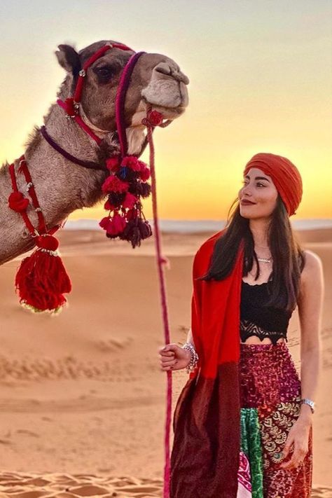 Morocco desert tours for women, female travelers to Morocco Cute Desert Outfits, Desert Looks Fashion, Sahara Desert Outfit Women, Rajasthan Outfit Ideas, Desert Pictures Ideas, Morocco Photoshoot, Desert Outfits Women, Sahara Desert Outfit, Desert Outfit Ideas Dubai