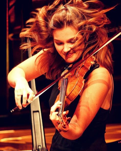 Violin Reference, Violinist Photography, Hilary Hahn, Janine Jansen, Athletic Pictures, Violin Practice, Musician Photography, Reference Photos For Artists, Classical Musicians