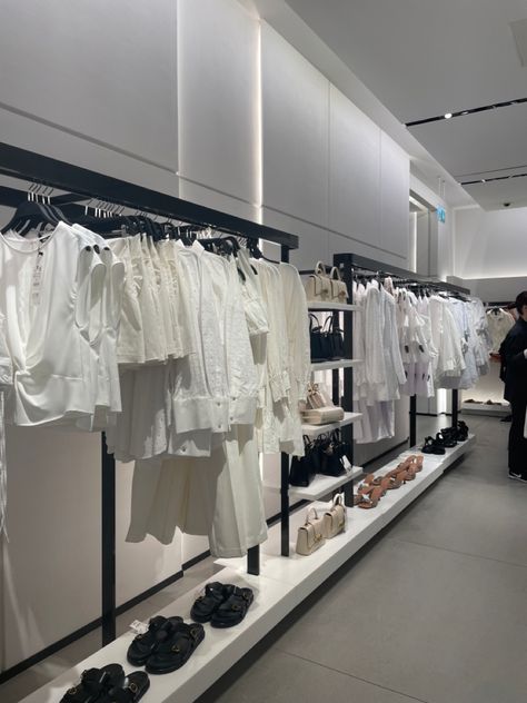 Clothes Boutique Aesthetic, Zara Interior Store, Zara Store Interior, Clothing Boutique Aesthetic, Zara Store Aesthetic, Zara Store Design, Clothing Store Background, Boutique Office Design, Zara Aesthetic