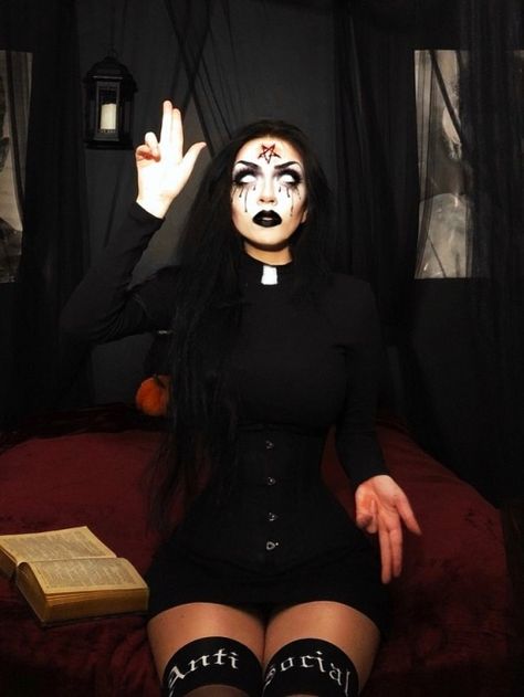 lunatic asylum Nun Halloween Costume, Goth Girl Aesthetic, Goth Halloween Costume, Witches Costumes For Women, Nun Halloween, Halloween Makeup Witch, Nun Costume, Lunatic Asylum, Hot Halloween Outfits