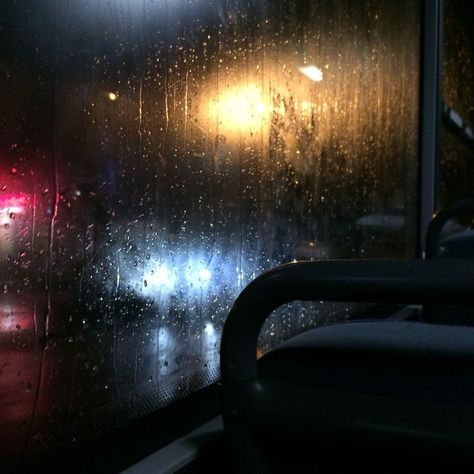 Rainy Bus Window, Rain Window Night, Bus Window Aesthetic, Night Bus Aesthetic, Rain Night Aesthetic, Bus Aesthetics, Bus Aesthetic, Window Night, Rain Night