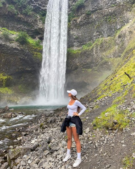 Mountain Picture Ideas, Waterfall Picture Ideas, Spring Hiking Outfit, Stylish Hiking Outfit, Hiking Photoshoot, Hiking Picture Ideas, Hike Aesthetic, Mountain Photo Ideas, Spring Hiking Outfits