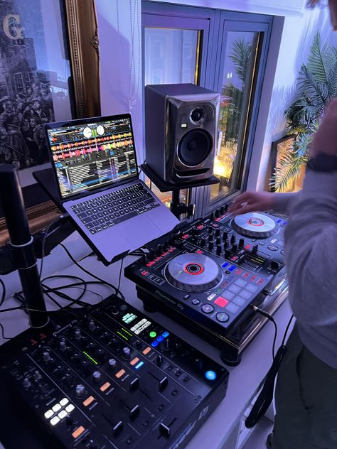 Serato DJ Courses in the UK. Learn how to DJ with Serato by Rane. Serato DJ courses available in Manchester, Birmingham and London. Wedding Dj Aesthetic, How To Dj, Dj Lessons, Dj Inspiration, Dj Kit, Dj Lifestyle, Dj Board, Dj Aesthetic, Dj Ideas